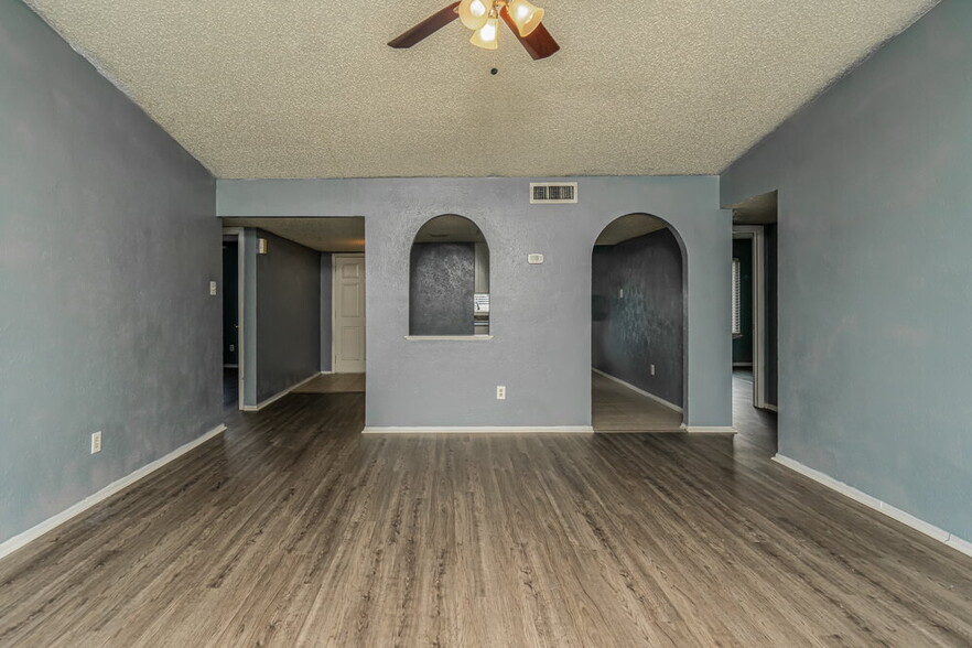 Building Photo - 2505 Crown Cir