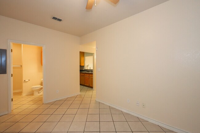 Building Photo - 1000 Ranchway Dr