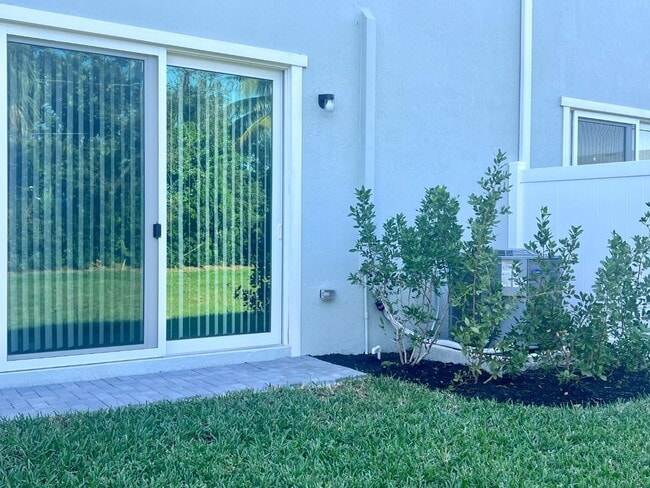 Building Photo - 4641 Meyerson Pl