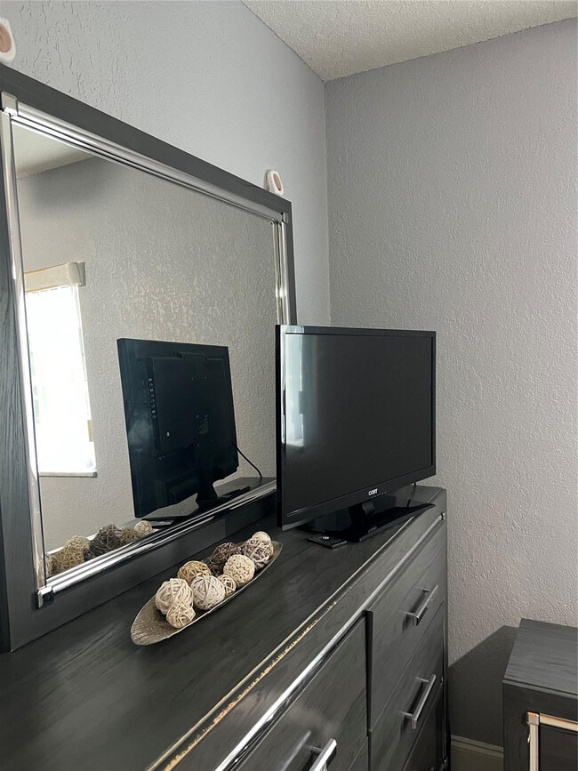 Building Photo - 1403 Broadmoor