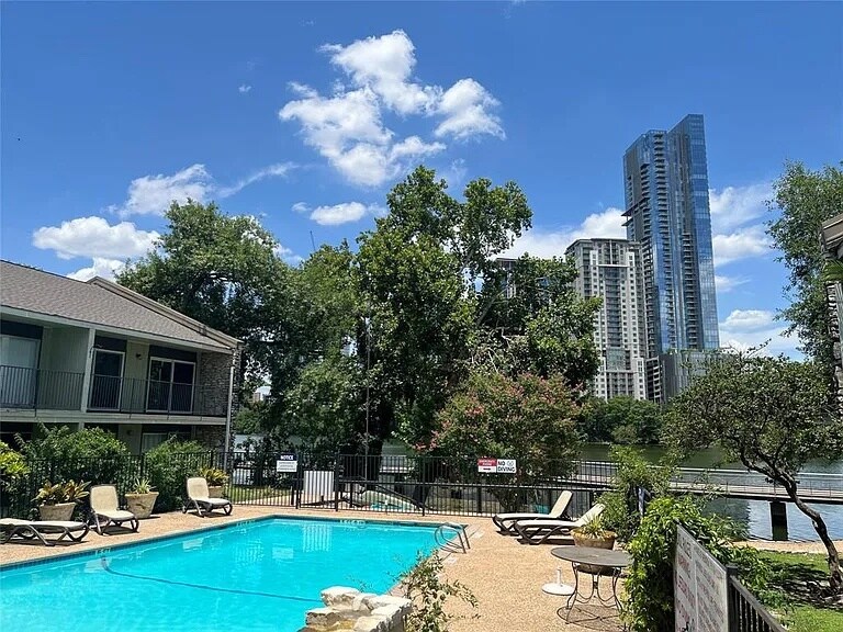 Building Photo - 500 E Riverside Dr