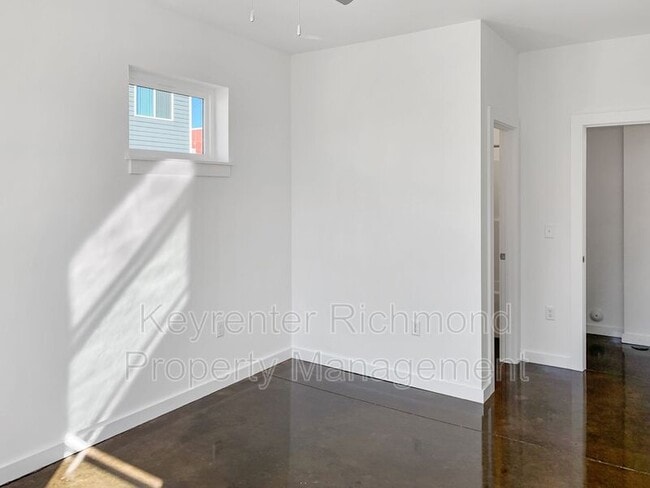 Building Photo - 116 W 12th St E