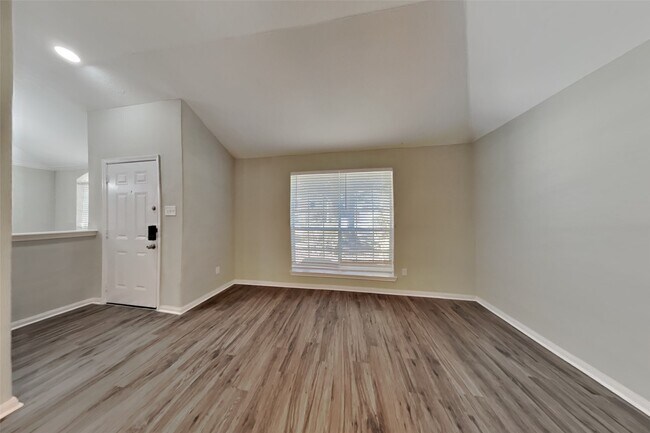 Building Photo - 1015 S Wellsford Dr