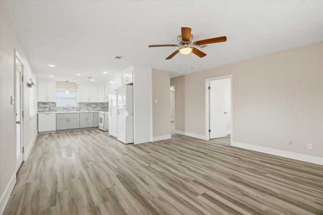 Building Photo - 505 Pompano St