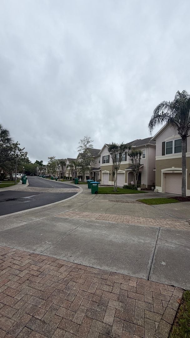 Building Photo - Beautiful 2 bed & 2.5 bath townhome