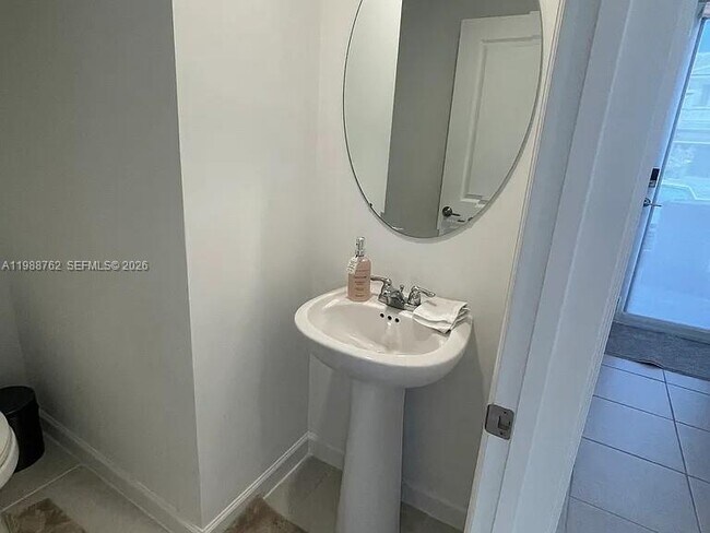 Building Photo - 728 SE 14th Ct