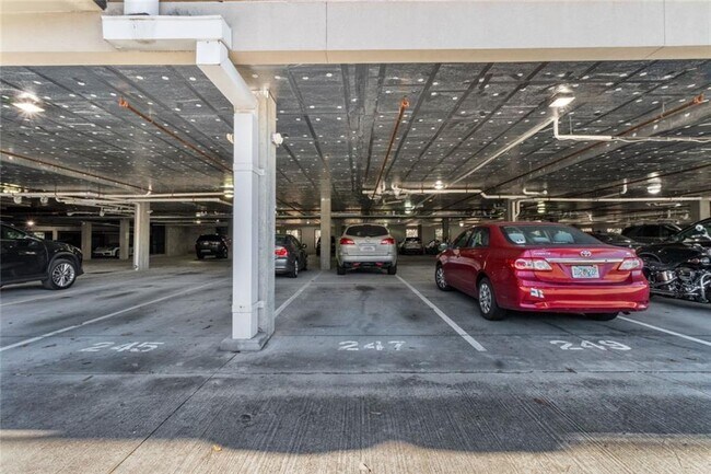 Building Photo - 560 Dutch Valley Rd NE