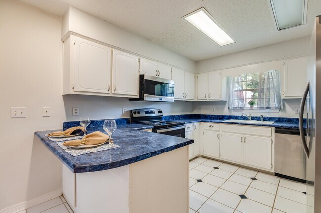 Building Photo - 2803 MacGregor Ln