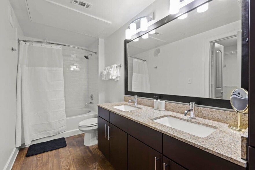 Building Photo - 5250 Town and Country Blvd