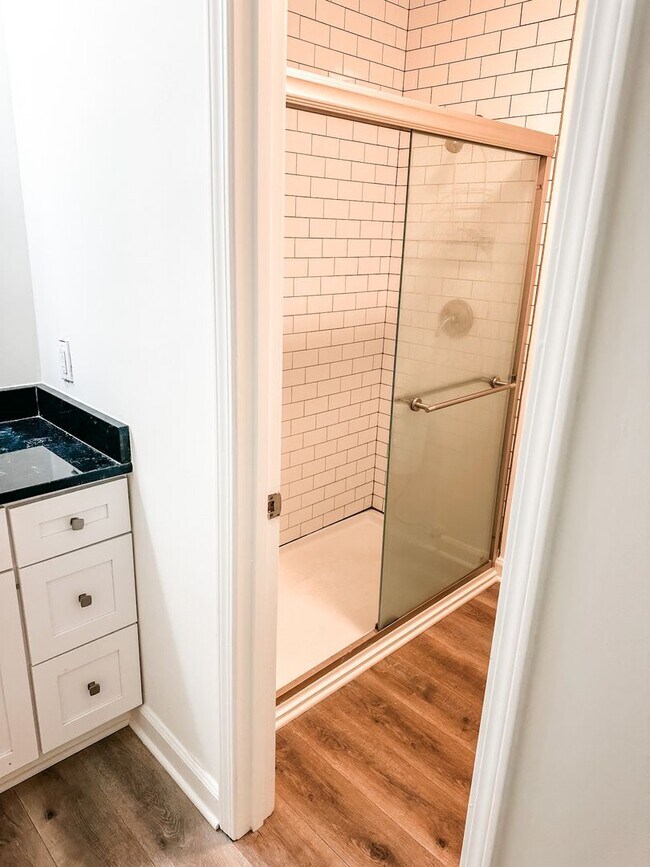 Building Photo - Spacious Renovated 3-Bedroom Condo Near UT Campus