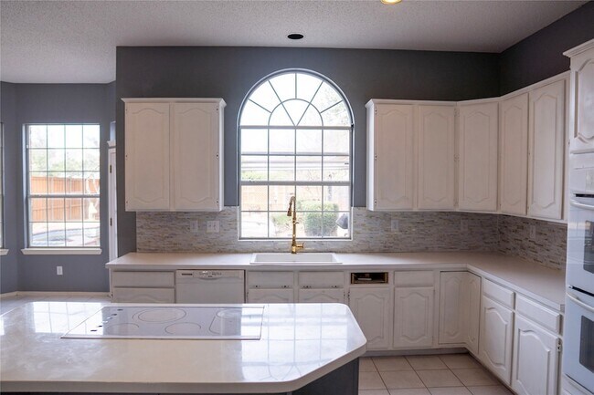 Building Photo - 5609 Exeter Dr