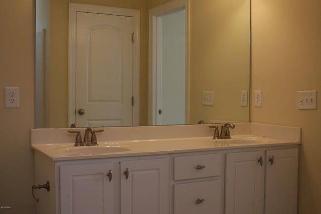 Building Photo - 2317 Sadler Dr