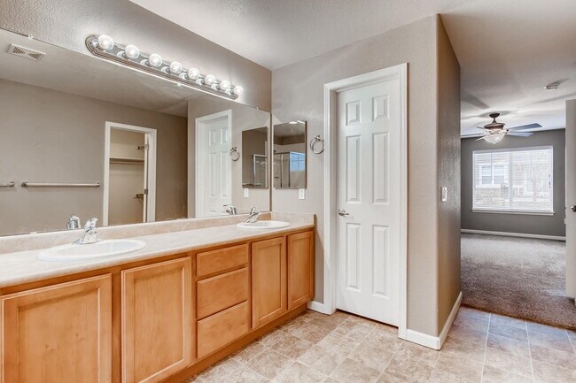 Building Photo - Gorgeous 5 Bed/4 Bath Townhome with Fully Finished Custom Basement! Cherry Creek Schools!