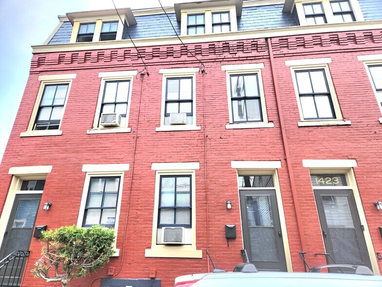 Primary Photo - 1425 Hamlin St