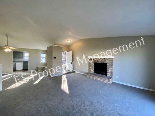 Building Photo - Stunning 4 Bedroom 2 Bathroom Tri-Level Ho...