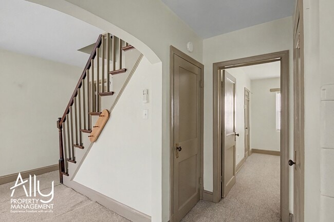 Building Photo - 2550 Woodland Dr