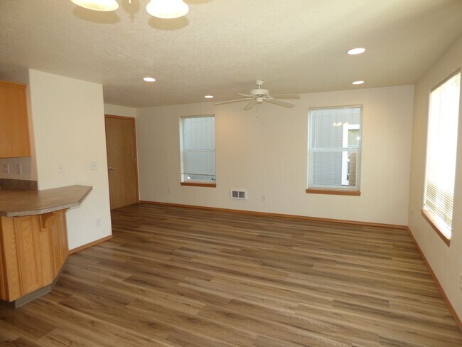 Building Photo - 261-263 Gwinn St Monmouth, OR 97351