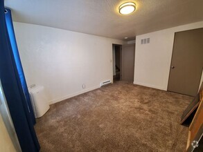 Building Photo - 2 Bedroom 1 Bath Lakefront w/all utilities...