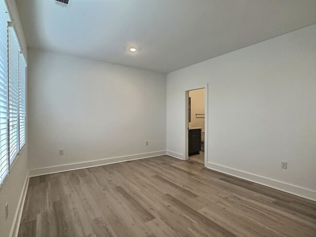 Building Photo - Flat for Rent in Hampstead! First month’s rent FREE!