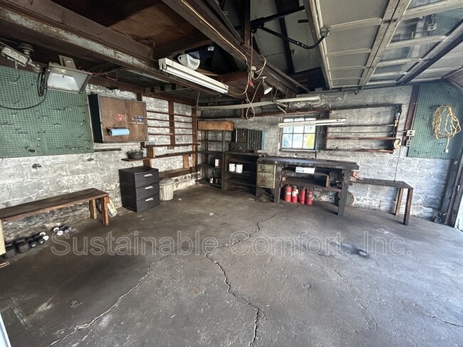 Building Photo - 85 Quinapoxet Ln