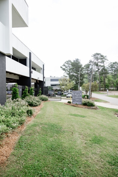 Building Photo - 1430 Lelia Dr
