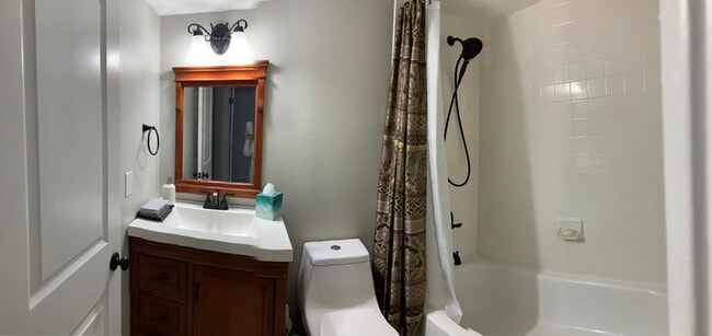 Building Photo - 1140 Lake Shore Dr