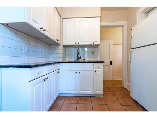 Building Photo - Huge 5 Bedroom - SFH- Walk to Macalester!