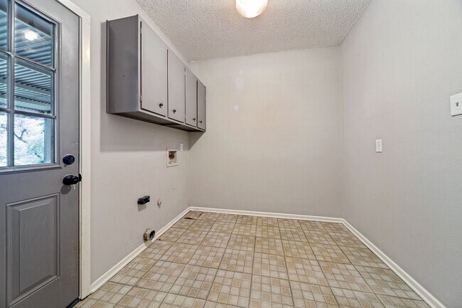 Building Photo - 313 Sagecrest Dr