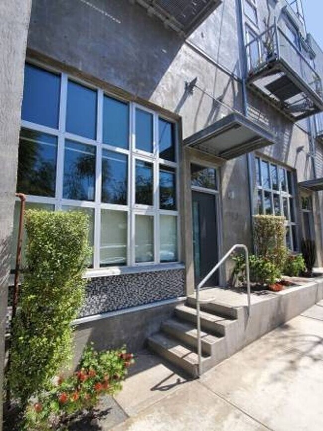 Building Photo - 5-Story UNIQUE Industrial Townhome - 3BD/4BA - w/ Open Floor Plan, Lots of Natural Light! - Secur...