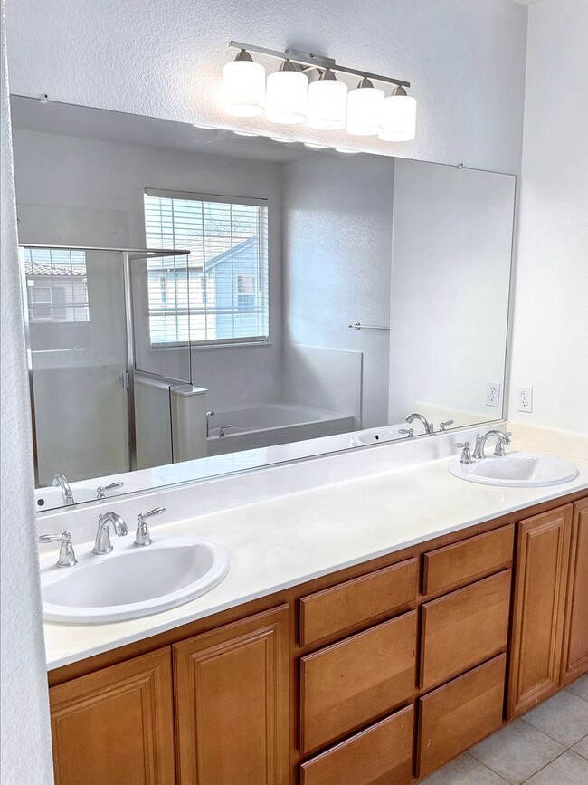 Building Photo - Stunning Newly Remodeled 4-Bed, 3-Bath Hom...