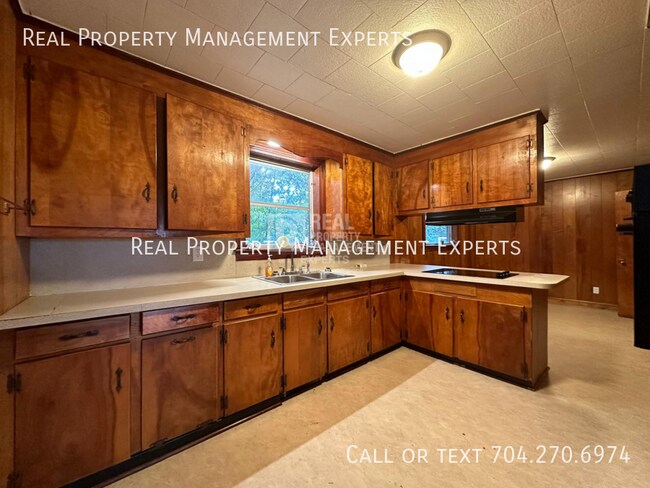 Building Photo - 1396 Shinnville Rd