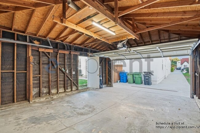 Building Photo - 1421 Stearns Dr