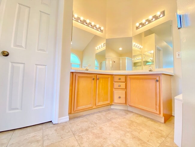 Building Photo - Beautiful Home with Water View in Waterfor...