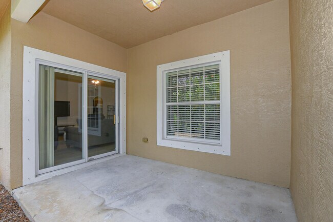 Building Photo - 649 NE Bent Paddle Ln