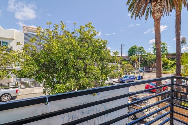 Building Photo - 2419 Carmona Ave