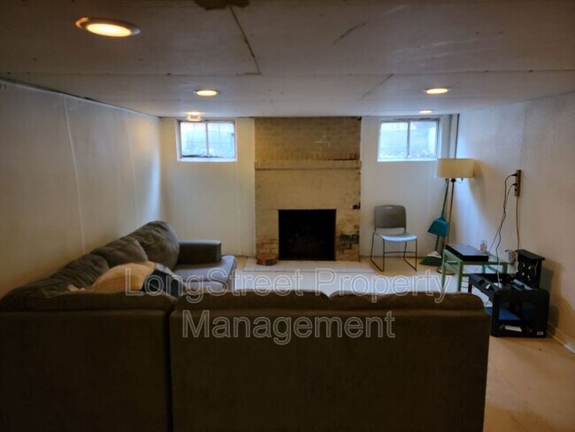 Building Photo - 943 NW 11th St