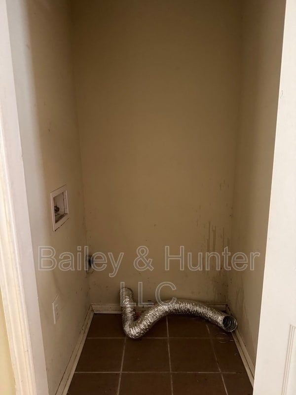 Building Photo - 218 Crumley St SW