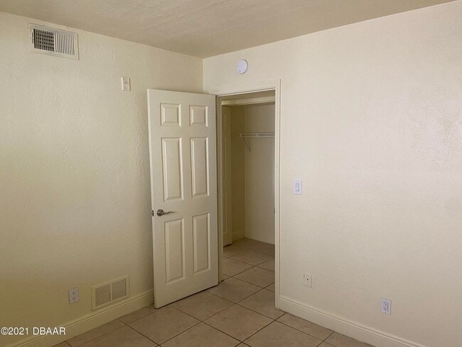 Building Photo - 2 bed condo overlooking the river