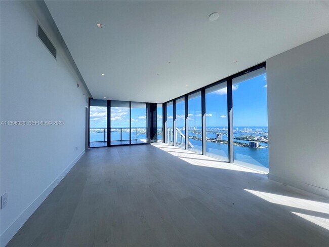 Building Photo - 700 NE 24th St