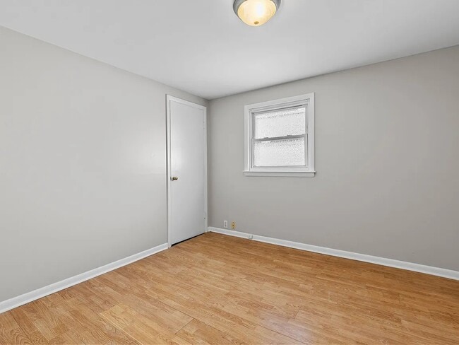 Building Photo - 285 Richard St