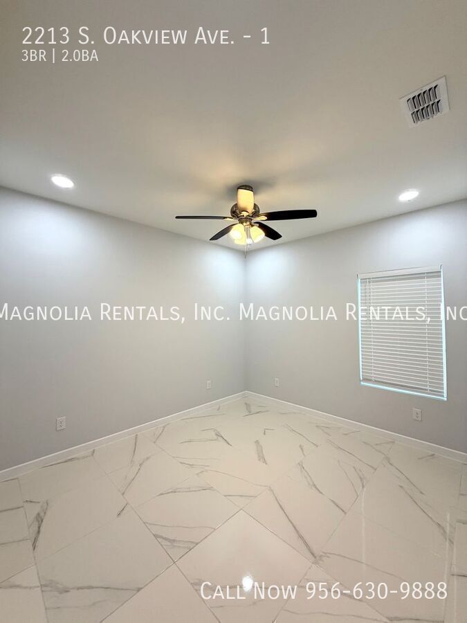 Building Photo - 2213 S Oakview Dr