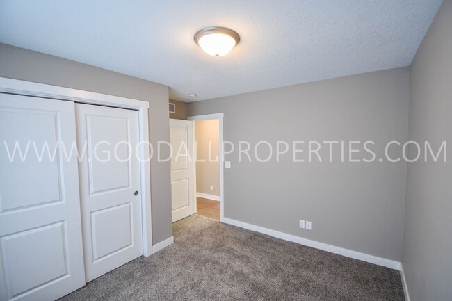 Building Photo - 4 Bed 2.5 bath Ranch with Finished Basement!