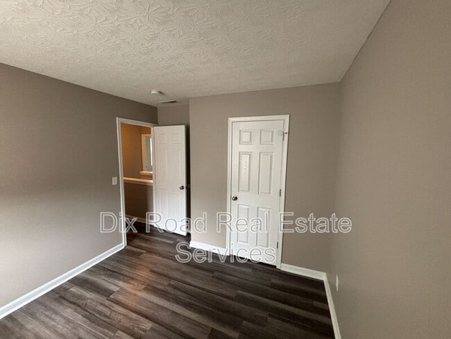 Building Photo - 424 W Kemper Rd