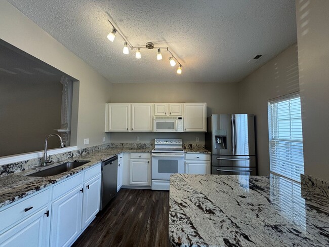 Building Photo - 3 Bedroom Townhome