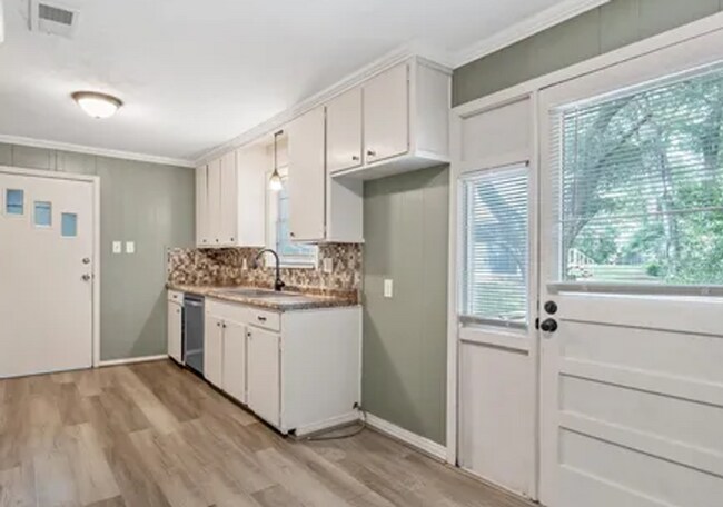 Building Photo - 3 bedroom, 2 bath home minutes from Stephen F. Austin State University