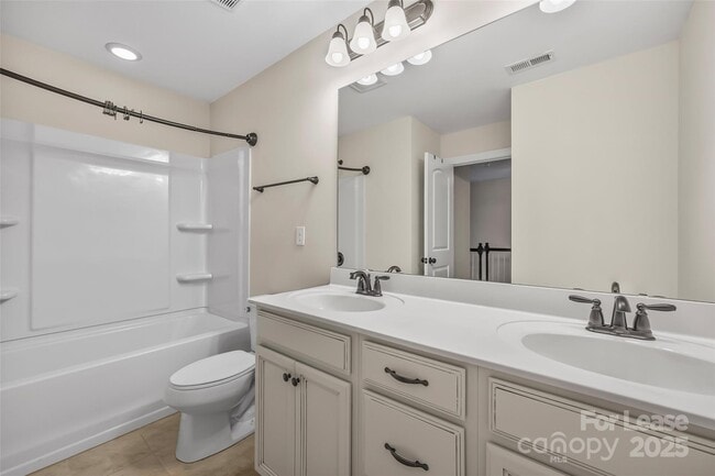 Building Photo - 1112 Roderick Dr