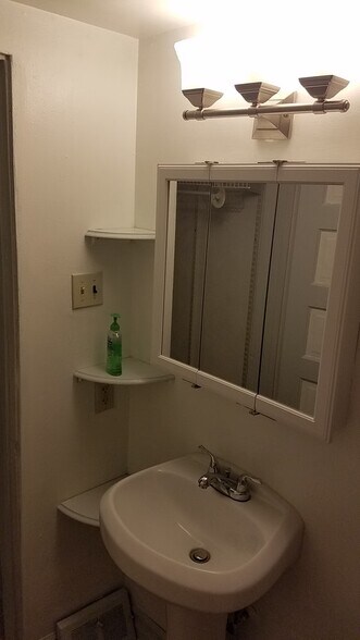 Bathroom2 - 621 Melwood Ave