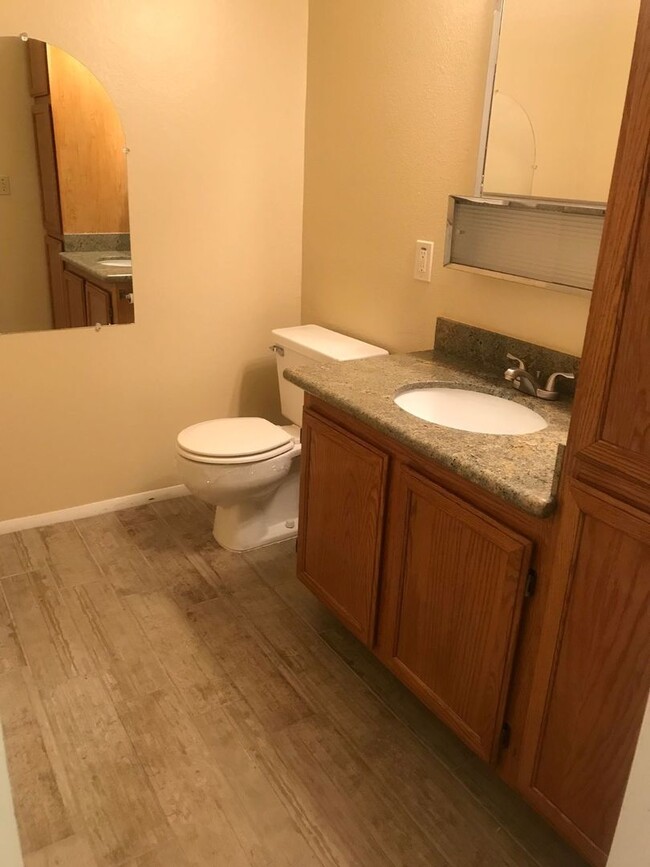 Building Photo - 3 Bedroom 1.5 Bathroom  Near  East Lake Me...