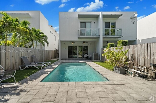 Building Photo - 3567 SW 1st Ave