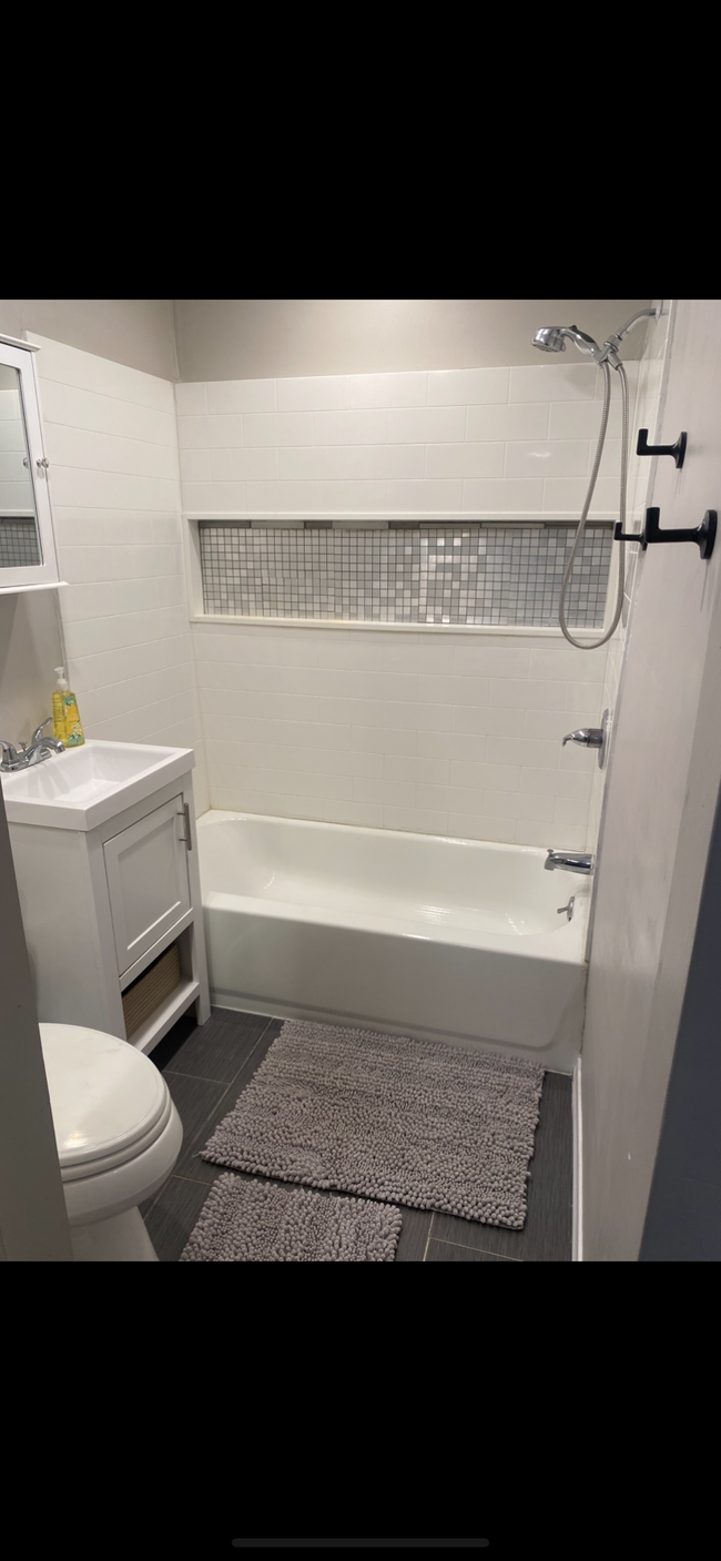 Tub/Shower - 537 E 157th St